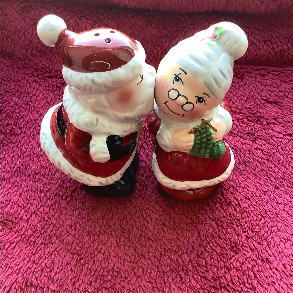 Mr. and Mrs. Santa claus salt and pepper shakers